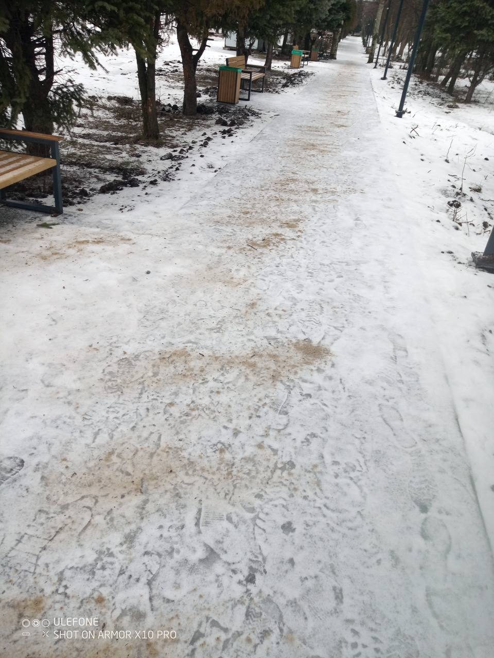 В Кировском активно борются с гололедом