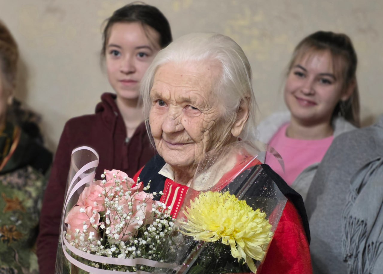 Иван Адамец: Связь поколений: сотрудники Управы и школьники поздравили ветерана со101-м днём рождения Иван Адамец: Связь поколений: сотрудники Управы и школьники поздравили ветерана со101-м днём рождения