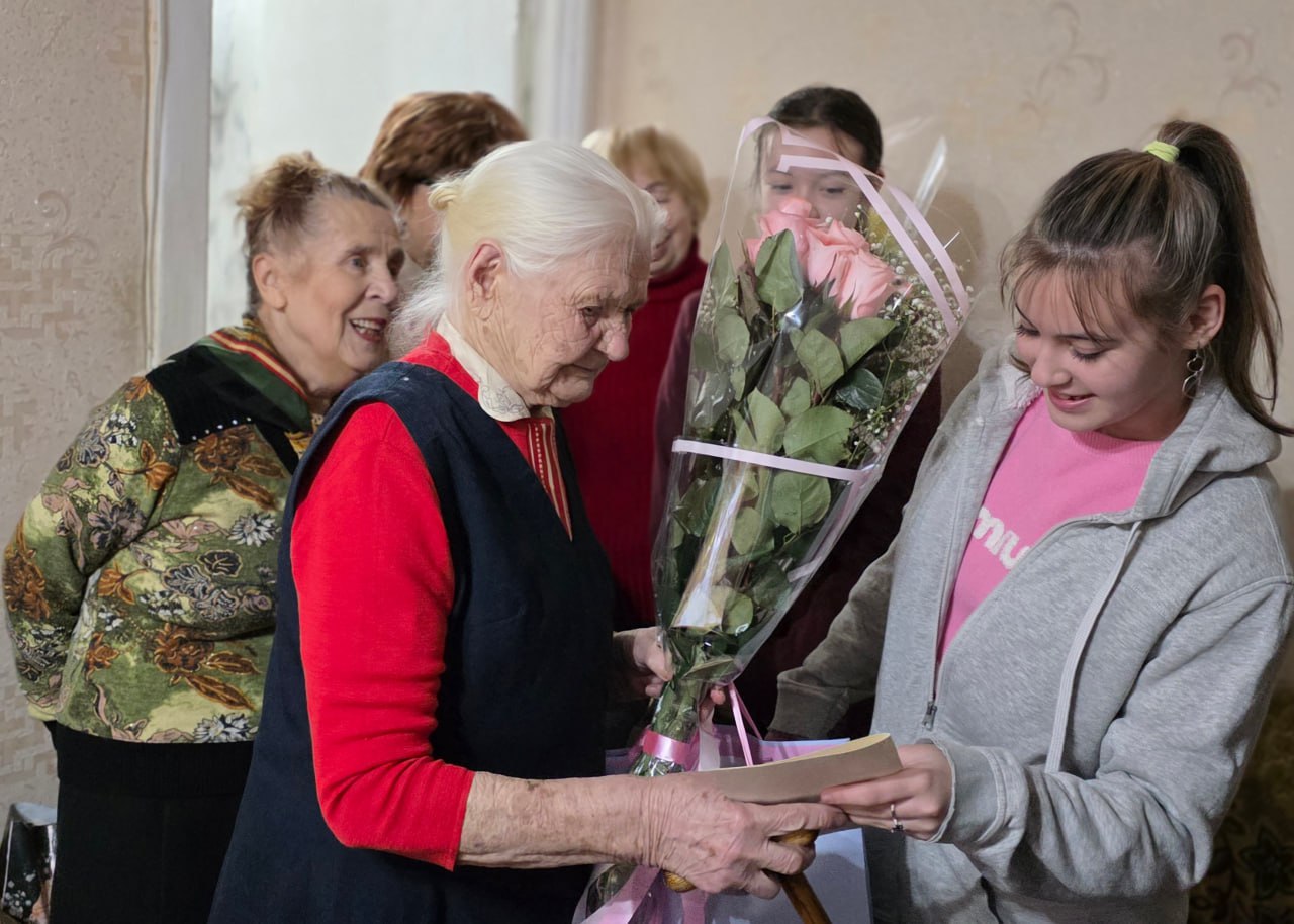 Иван Адамец: Связь поколений: сотрудники Управы и школьники поздравили ветерана со101-м днём рождения Иван Адамец: Связь поколений: сотрудники Управы и школьники поздравили ветерана со101-м днём рождения
