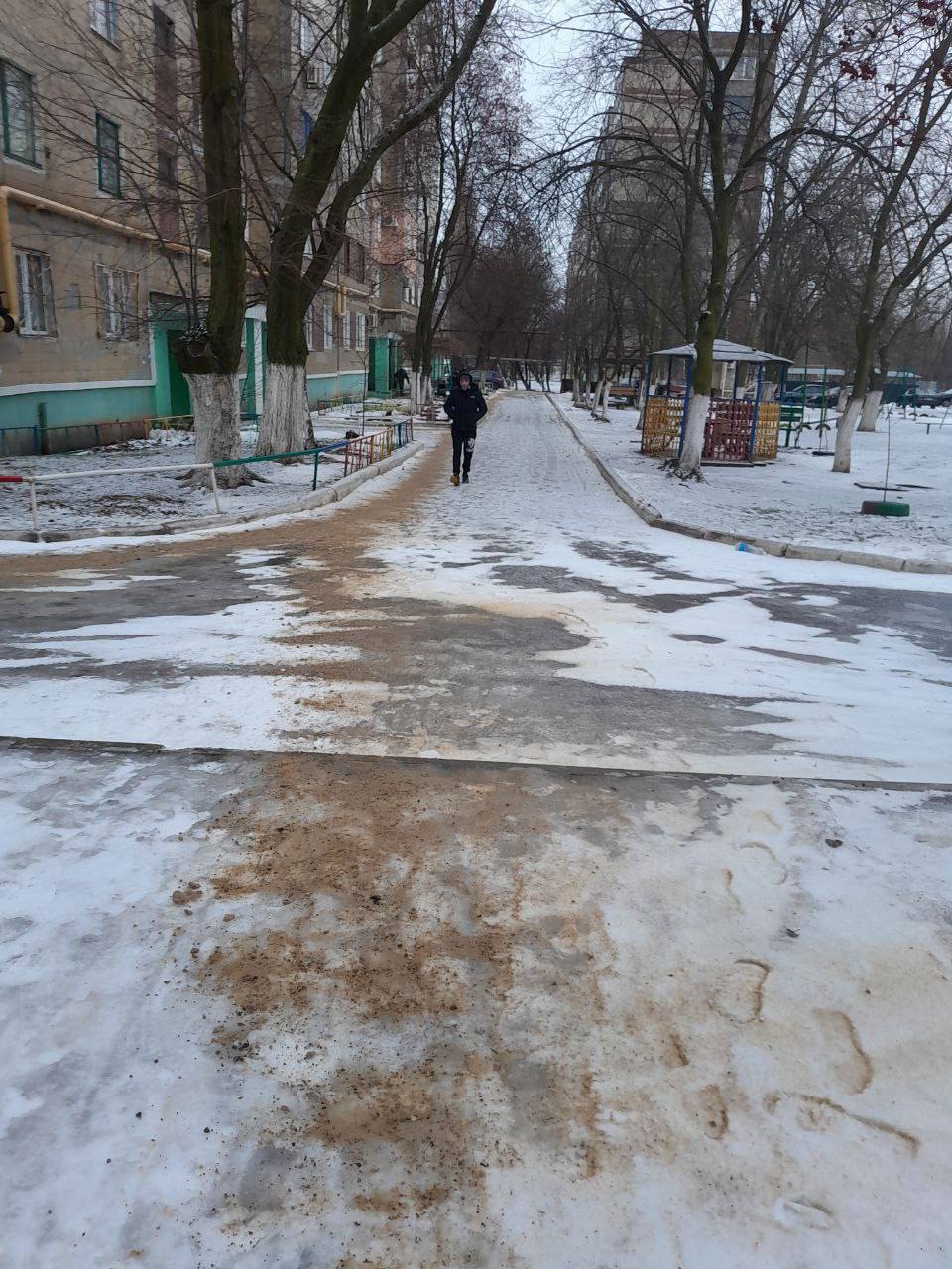 В Кировском активно борются с гололедом В Кировском активно борются с гололедом