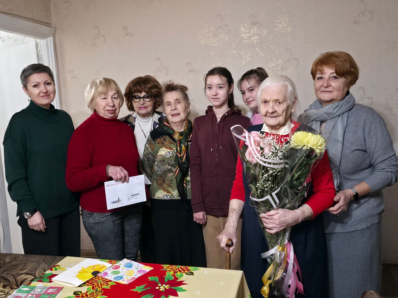 Иван Адамец: Связь поколений: сотрудники Управы и школьники поздравили ветерана со101-м днём рождения Иван Адамец: Связь поколений: сотрудники Управы и школьники поздравили ветерана со101-м днём рождения