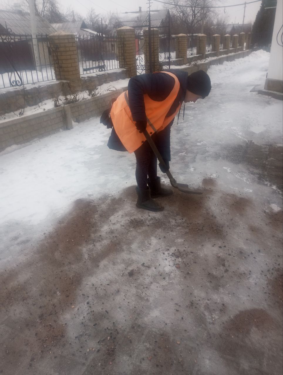 На территории городского округа Торез коммунальными службами ведутся работы по посыпке тротуаров и придомовых территорий На территории городского округа Торез коммунальными службами ведутся работы по посыпке тротуаров и придомовых территорий