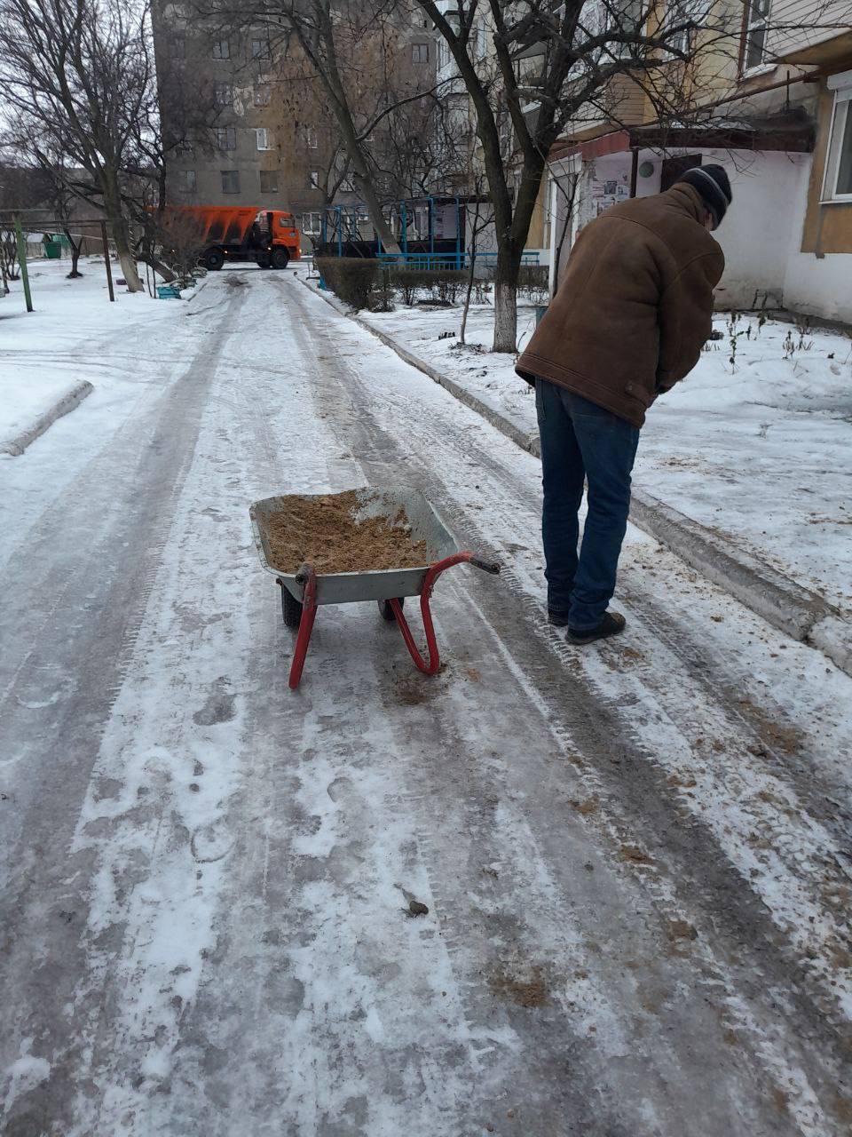 В Кировском активно борются с гололедом В Кировском активно борются с гололедом