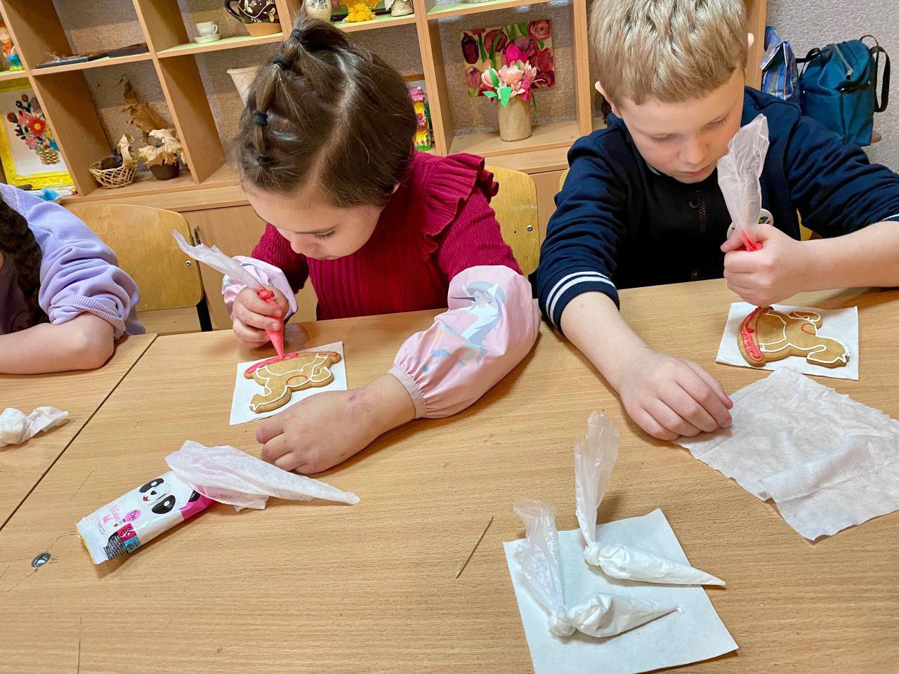 Волшебство Рождества в «Радуге»: Мастер-класс по росписи имбирных пряников Волшебство Рождества в «Радуге»: Мастер-класс по росписи имбирных пряников