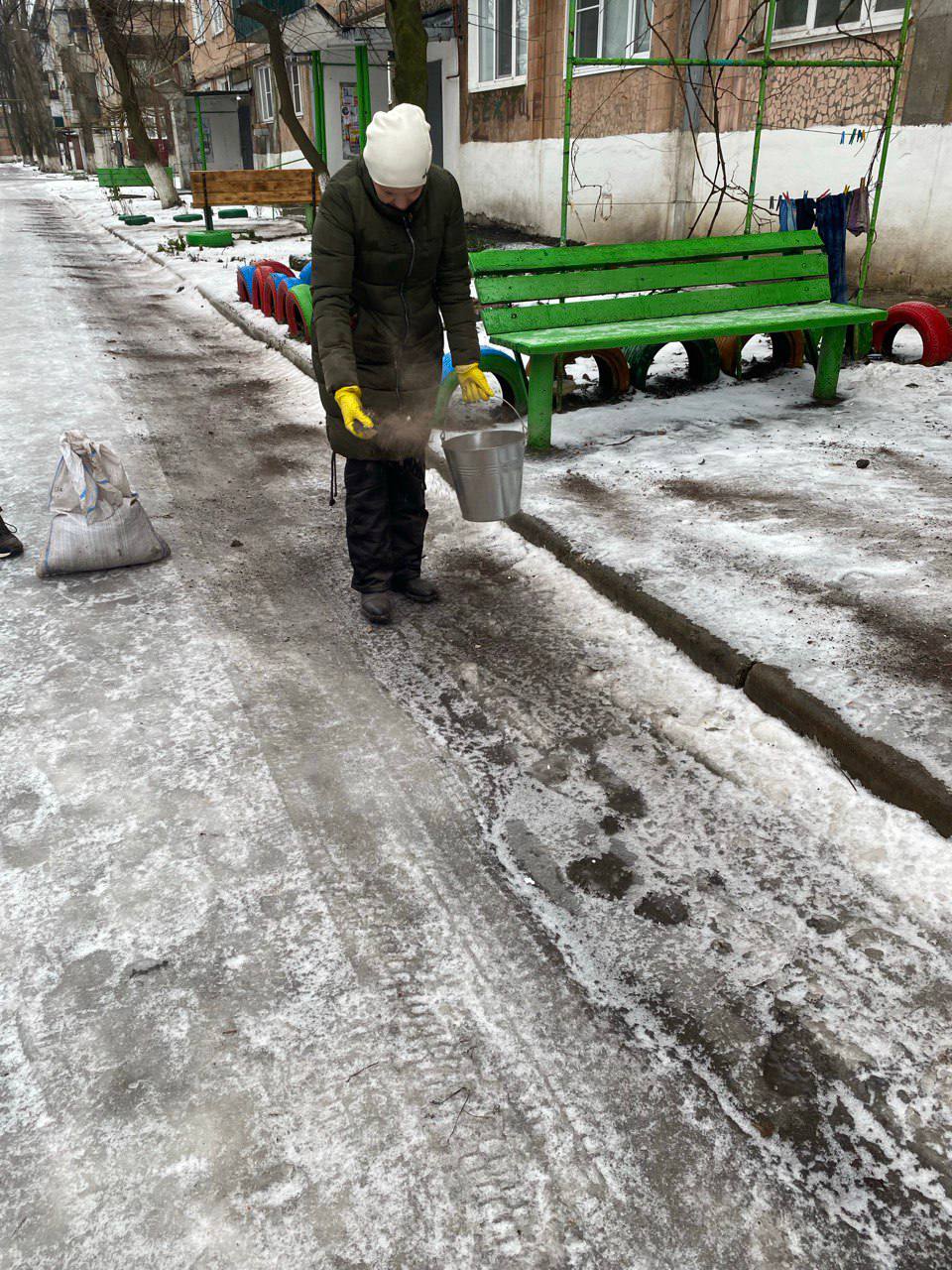 В Кировском активно борются с гололедом В Кировском активно борются с гололедом