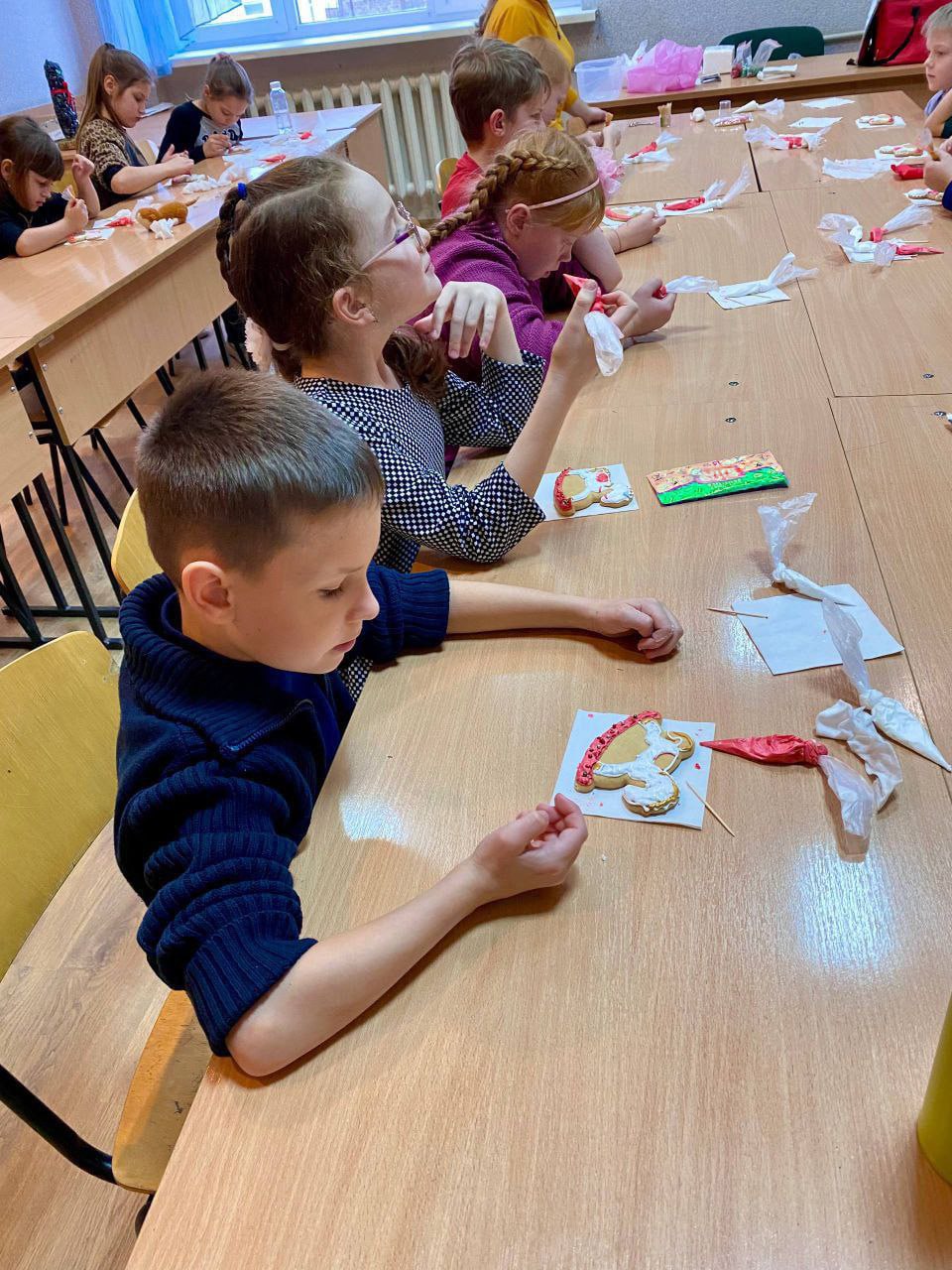 Волшебство Рождества в «Радуге»: Мастер-класс по росписи имбирных пряников Волшебство Рождества в «Радуге»: Мастер-класс по росписи имбирных пряников