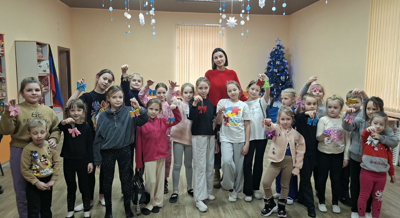 В молодёжном отделе МБУ " Мироновский поселковый ДК" прошёл мастер класс "Рождество на пороге", где юные таланты окунулись в атмосферу праздника, создавая удивительные поделки своими руками В молодёжном отделе МБУ " Мироновский поселковый ДК" прошёл мастер класс "Рождество на пороге", где юные таланты окунулись в атмосферу праздника, создавая удивительные поделки своими руками