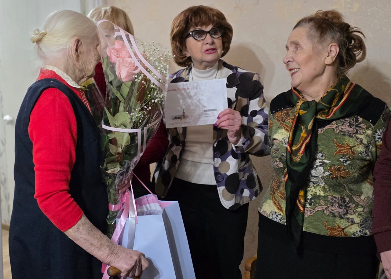 Иван Адамец: Связь поколений: сотрудники Управы и школьники поздравили ветерана со101-м днём рождения Иван Адамец: Связь поколений: сотрудники Управы и школьники поздравили ветерана со101-м днём рождения