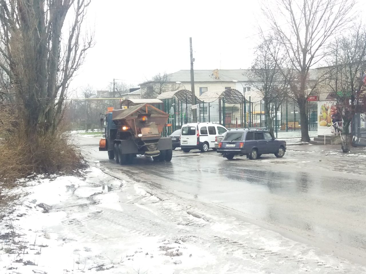 Николай Михайлов: В Старобешевском округе проходят работы по посыпке тротуаров в период гололеда Николай Михайлов: В Старобешевском округе проходят работы по посыпке тротуаров в период гололеда