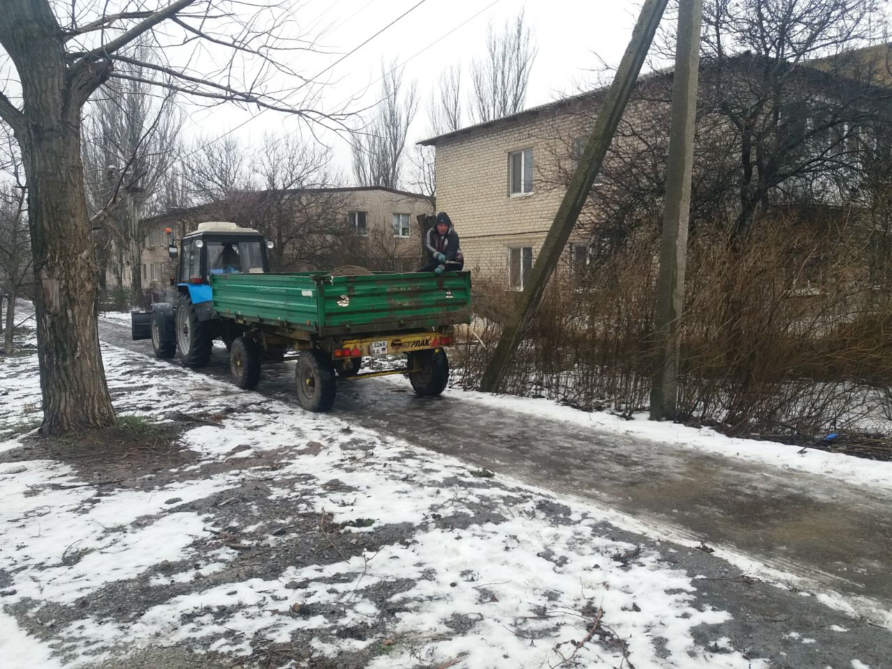 Николай Михайлов: В Старобешевском округе проходят работы по посыпке тротуаров в период гололеда Николай Михайлов: В Старобешевском округе проходят работы по посыпке тротуаров в период гололеда