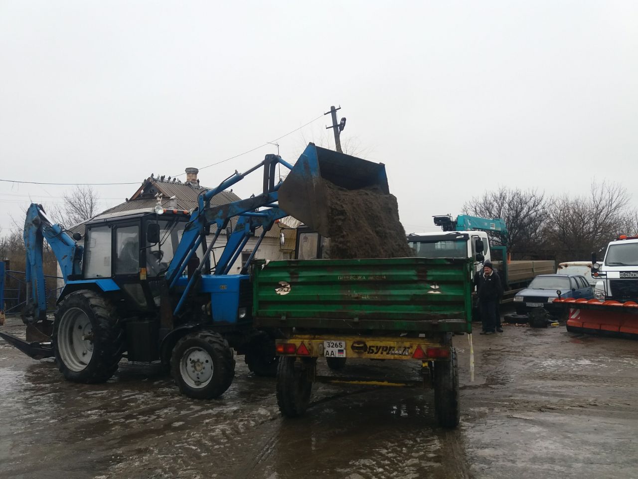 Николай Михайлов: В Старобешевском округе проходят работы по посыпке тротуаров в период гололеда