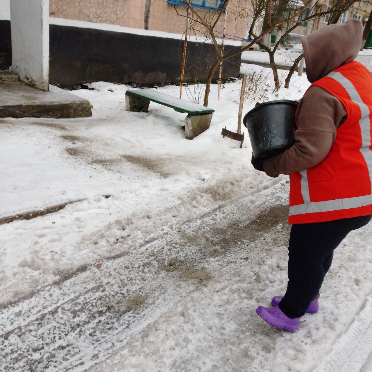 На территории городского округа Торез коммунальными службами ведутся работы по посыпке тротуаров и придомовых территорий