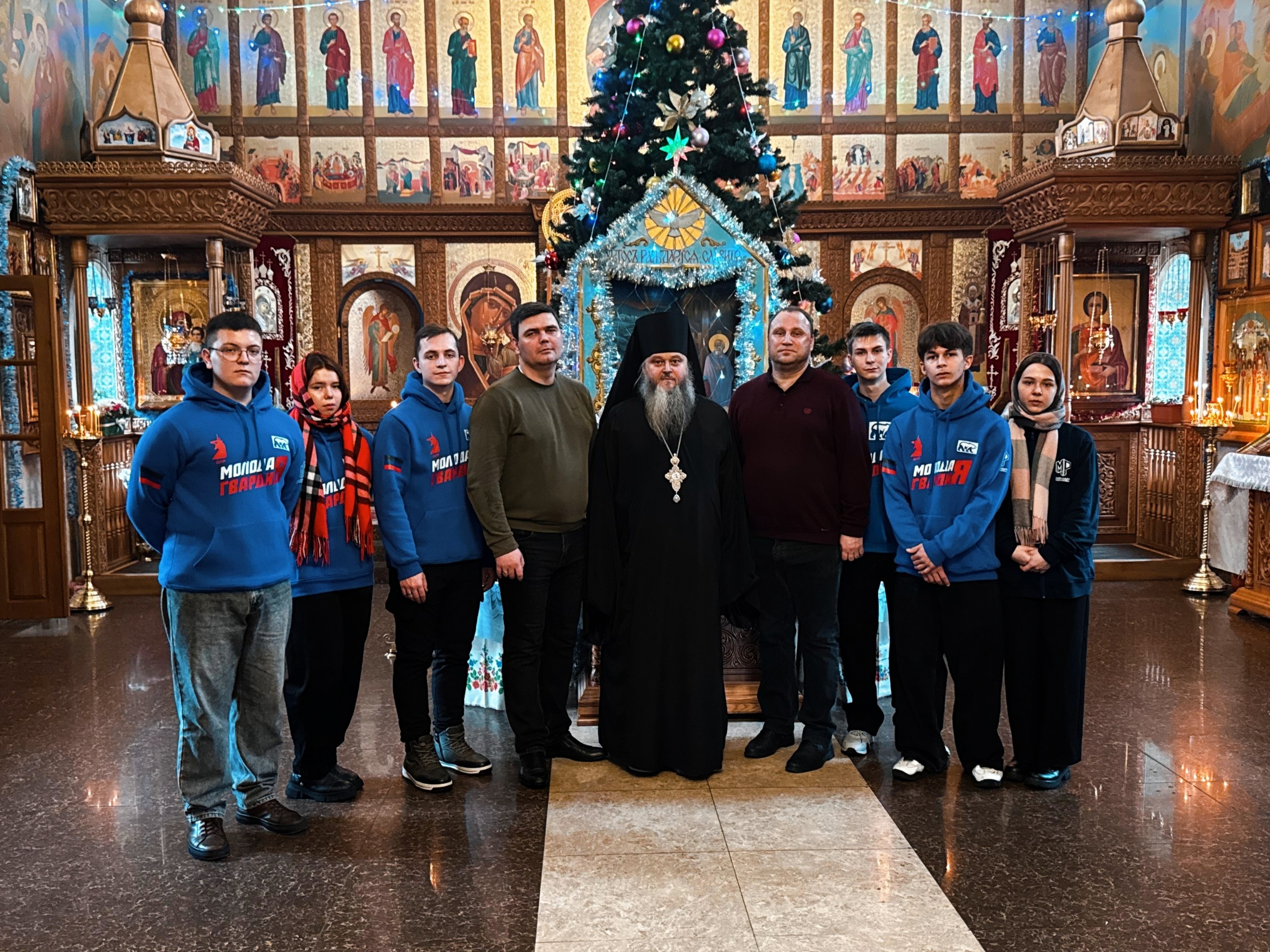 Молодёжь Тореза посетила Храм Святителей Московских в Рождество