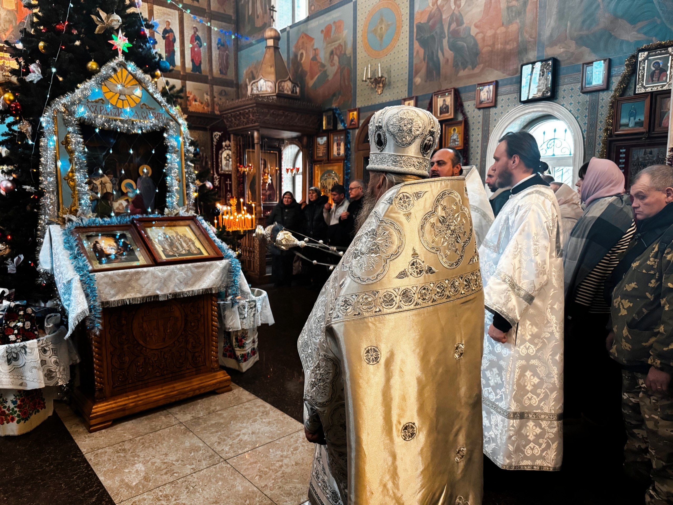 Молодёжь Тореза посетила Храм Святителей Московских в Рождество Молодёжь Тореза посетила Храм Святителей Московских в Рождество