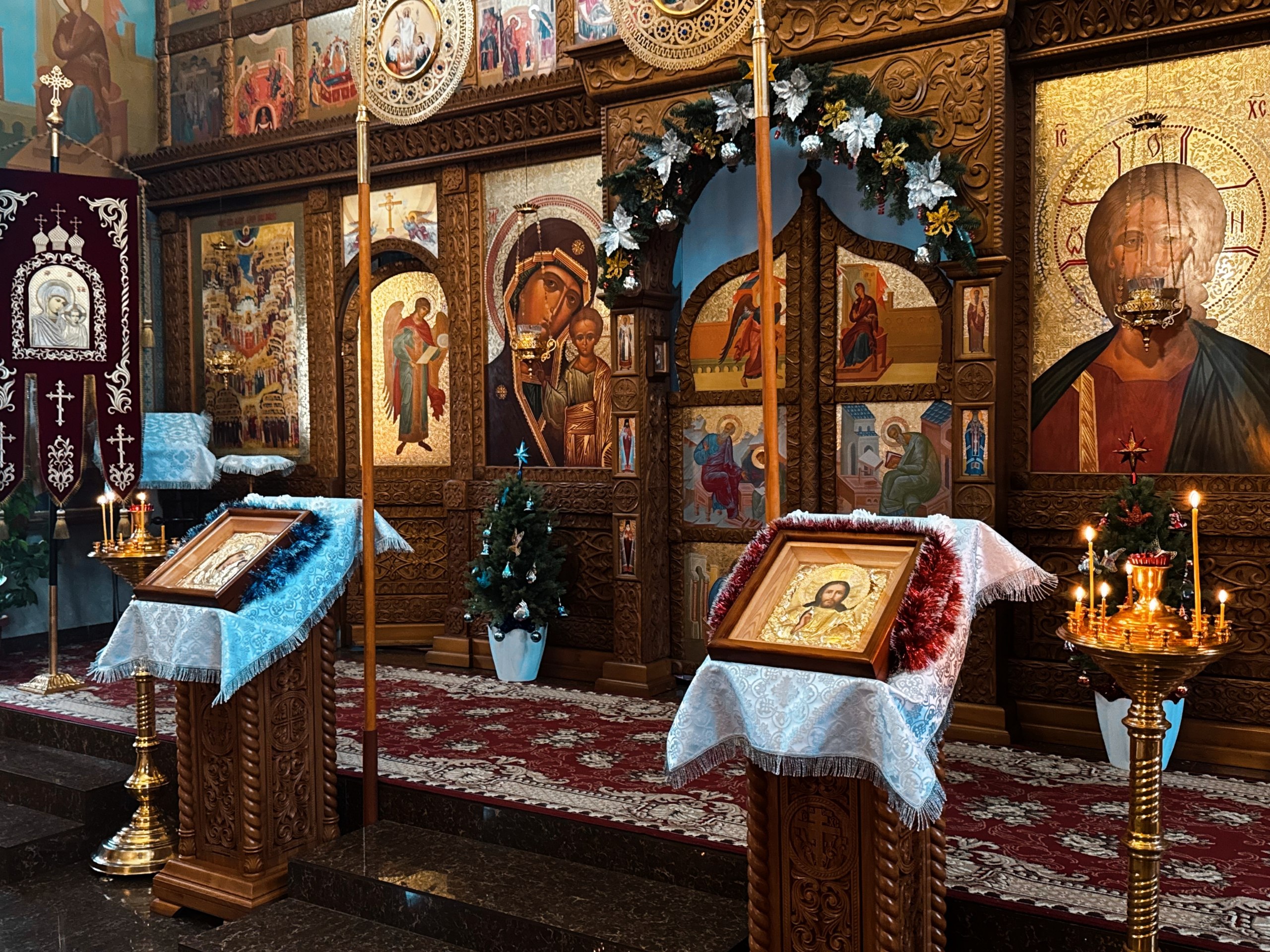 Молодёжь Тореза посетила Храм Святителей Московских в Рождество Молодёжь Тореза посетила Храм Святителей Московских в Рождество