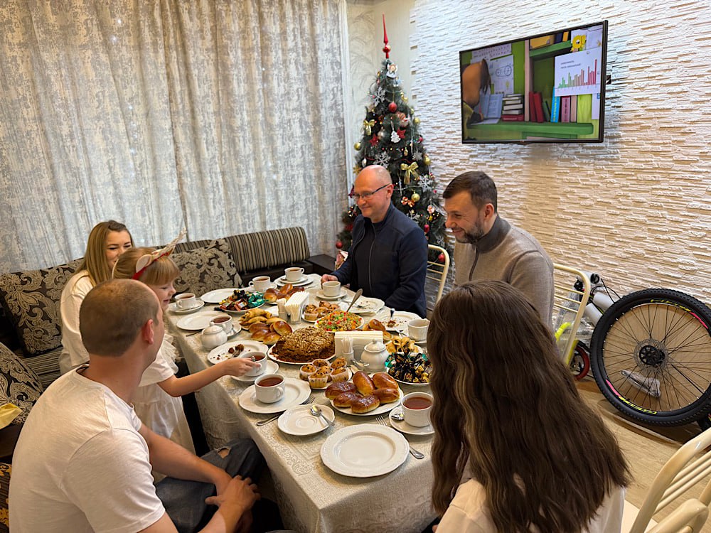 Денис Пушилин: С первым заместителем Руководителя Администрации Президента России Сергеем Кириенко исполнили желания детей, которые написали на сайт Всероссийской акции «Елка желаний» Денис Пушилин: С первым заместителем Руководителя Администрации Президента России Сергеем Кириенко исполнили желания детей, которые написали на сайт Всероссийской акции «Елка желаний»