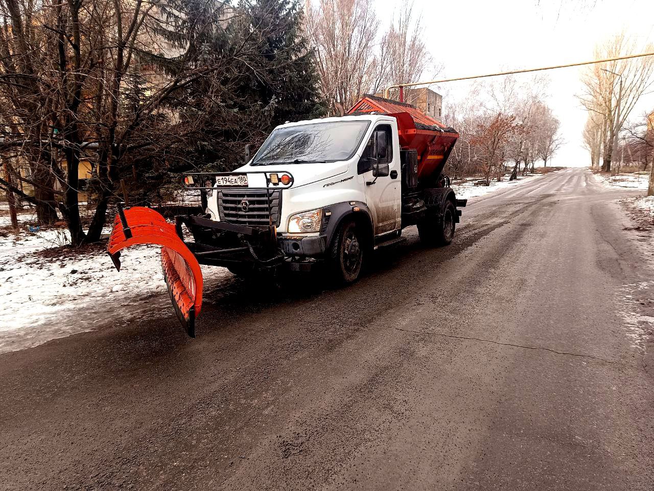 В Ждановке ведется работа по борьбе с гололедом