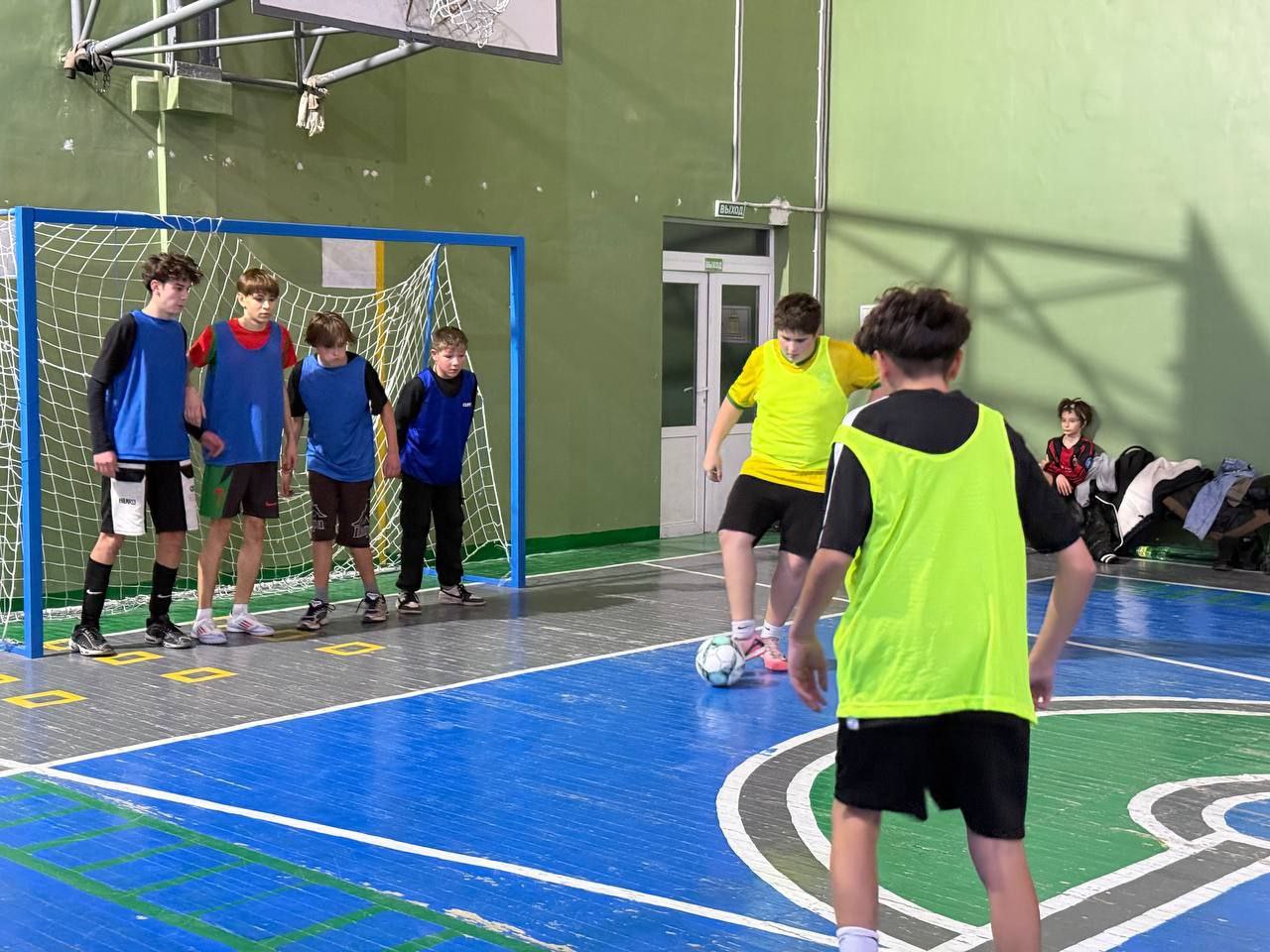 Сергей Желновач: По партийному проекту "Старший брат" и в рамках Декады спорта в г. Дебальцево прошел захватывающий турнир по мини-футболу под названием «Зимний гол» Сергей Желновач: По партийному проекту "Старший брат" и в рамках Декады спорта в г. Дебальцево прошел захватывающий турнир по мини-футболу под названием «Зимний гол»