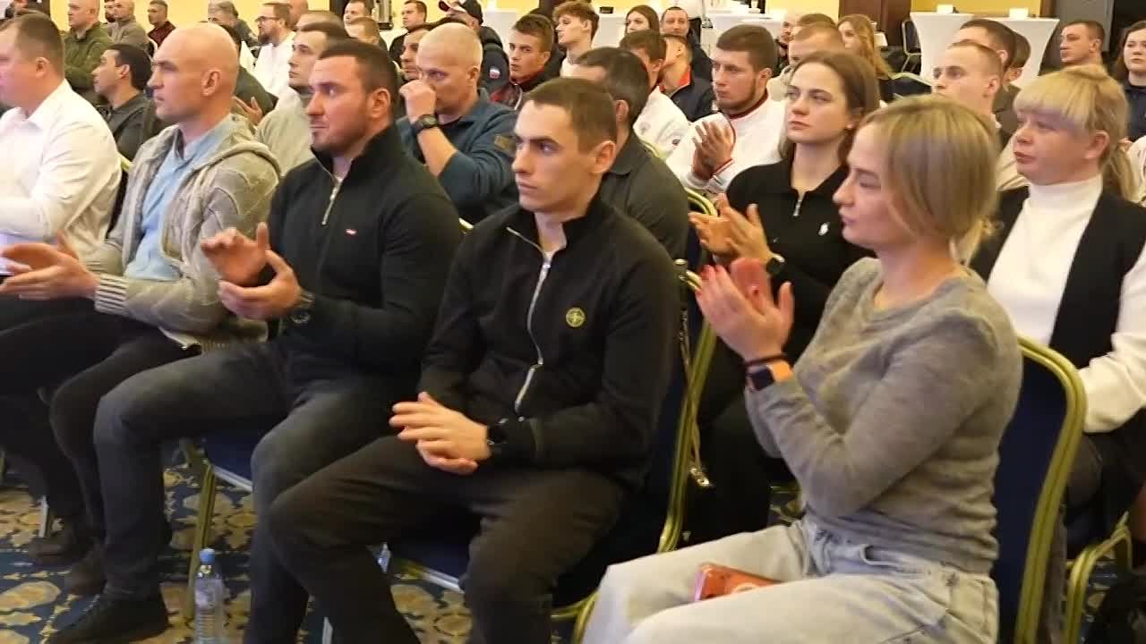 Поздравил и вручил заслуженные награды нашим кикбоксерам — победителям чемпионата мира