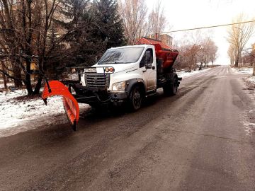 В Ждановке ведется работа по борьбе с гололедом