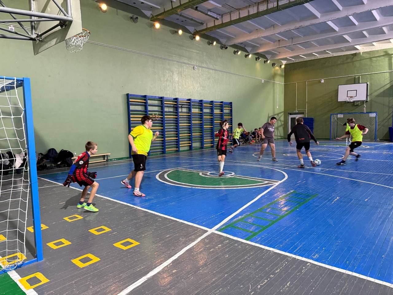 Сергей Желновач: По партийному проекту "Старший брат" и в рамках Декады спорта в г. Дебальцево прошел захватывающий турнир по мини-футболу под названием «Зимний гол» Сергей Желновач: По партийному проекту "Старший брат" и в рамках Декады спорта в г. Дебальцево прошел захватывающий турнир по мини-футболу под названием «Зимний гол»