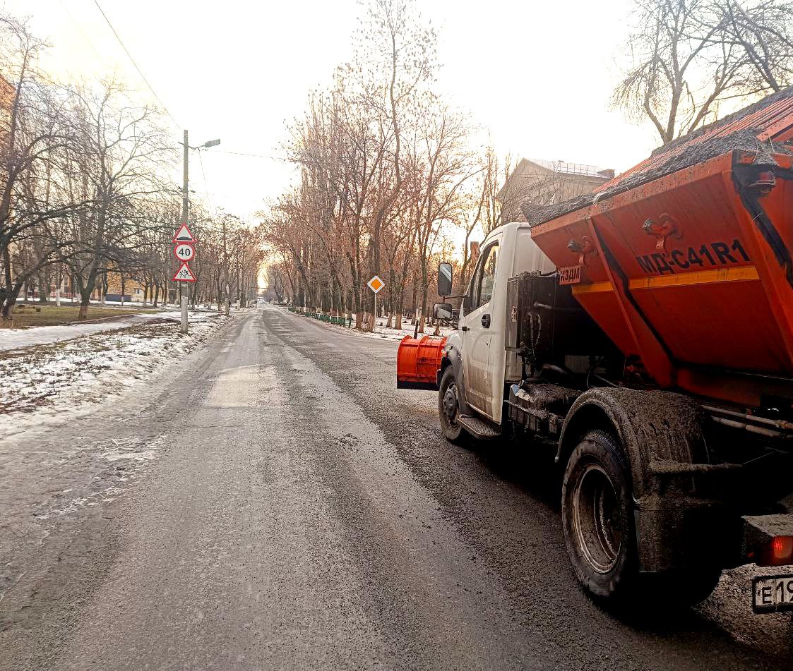 В Ждановке ведется работа по борьбе с гололедом В Ждановке ведется работа по борьбе с гололедом