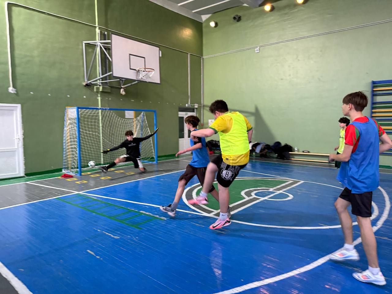 Сергей Желновач: По партийному проекту "Старший брат" и в рамках Декады спорта в г. Дебальцево прошел захватывающий турнир по мини-футболу под названием «Зимний гол» Сергей Желновач: По партийному проекту "Старший брат" и в рамках Декады спорта в г. Дебальцево прошел захватывающий турнир по мини-футболу под названием «Зимний гол»