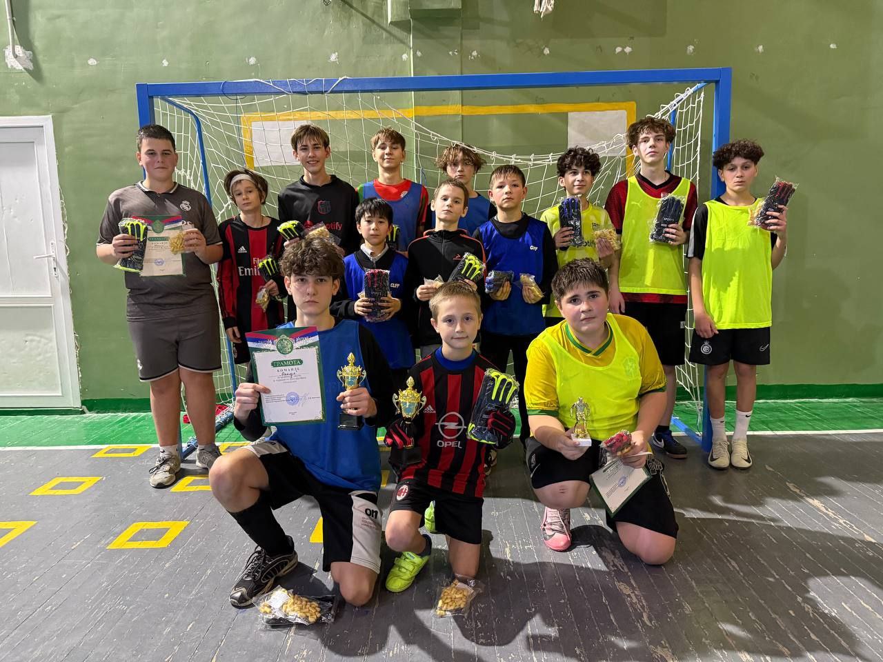 Сергей Желновач: По партийному проекту "Старший брат" и в рамках Декады спорта в г. Дебальцево прошел захватывающий турнир по мини-футболу под названием «Зимний гол»