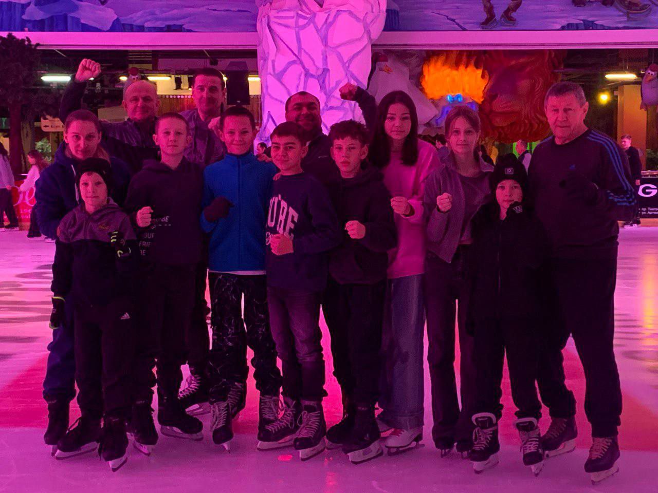 9 января воспитанники секции бокса спортивной школы"АЗОВЕЦ" со своим тренером Иваном Гринько и родителями провели незабываемый день в дружеской обстановке