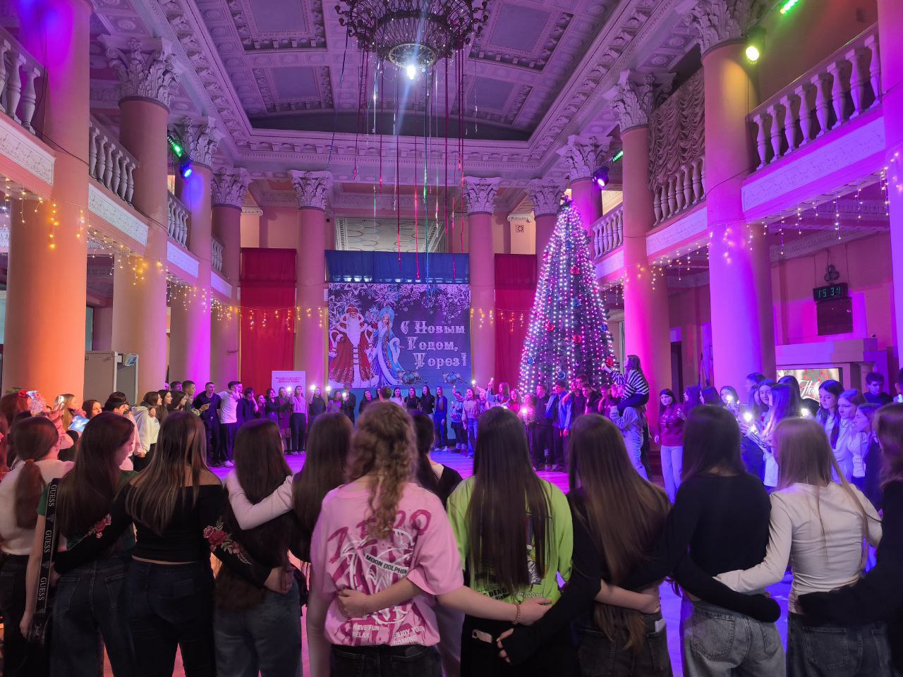 09 января 2026 года, в МБУ «Дворец культуры им. В. Маяковского г.о. Торез» прошла молодежная игровая программа с дискотекой «Новогодний Драйв»