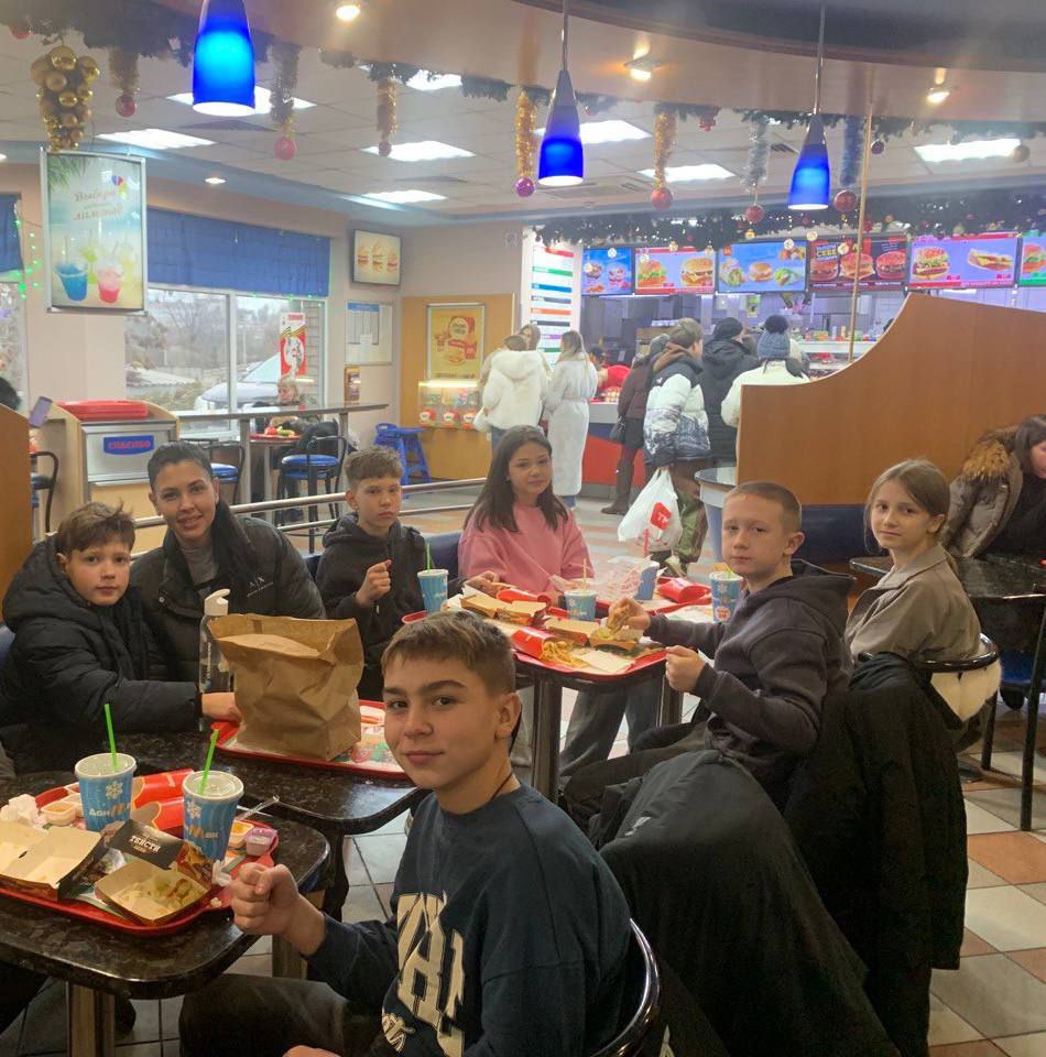 9 января воспитанники секции бокса спортивной школы"АЗОВЕЦ" со своим тренером Иваном Гринько и родителями провели незабываемый день в дружеской обстановке 9 января воспитанники секции бокса спортивной школы"АЗОВЕЦ" со своим тренером Иваном Гринько и родителями провели незабываемый день в дружеской обстановке