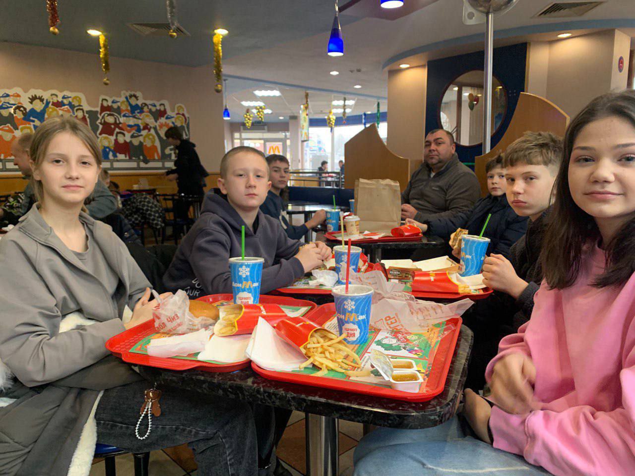 9 января воспитанники секции бокса спортивной школы"АЗОВЕЦ" со своим тренером Иваном Гринько и родителями провели незабываемый день в дружеской обстановке 9 января воспитанники секции бокса спортивной школы"АЗОВЕЦ" со своим тренером Иваном Гринько и родителями провели незабываемый день в дружеской обстановке