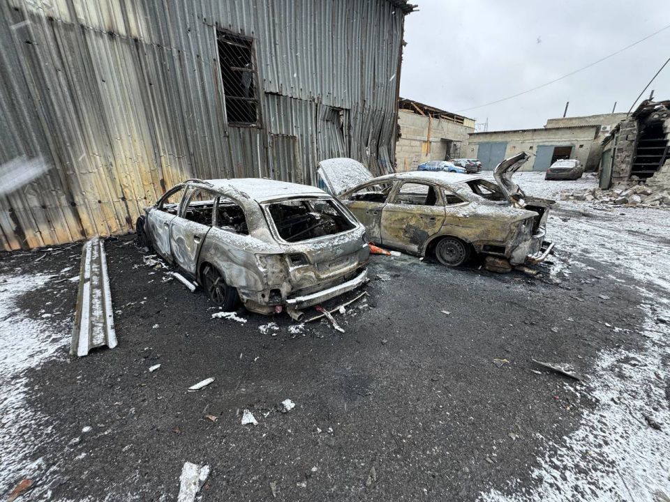 Атака БПЛА ВСУ на СТО в Макеевке привела к повреждению боксов и 15 автомобилей Атака БПЛА ВСУ на СТО в Макеевке привела к повреждению боксов и 15 автомобилей