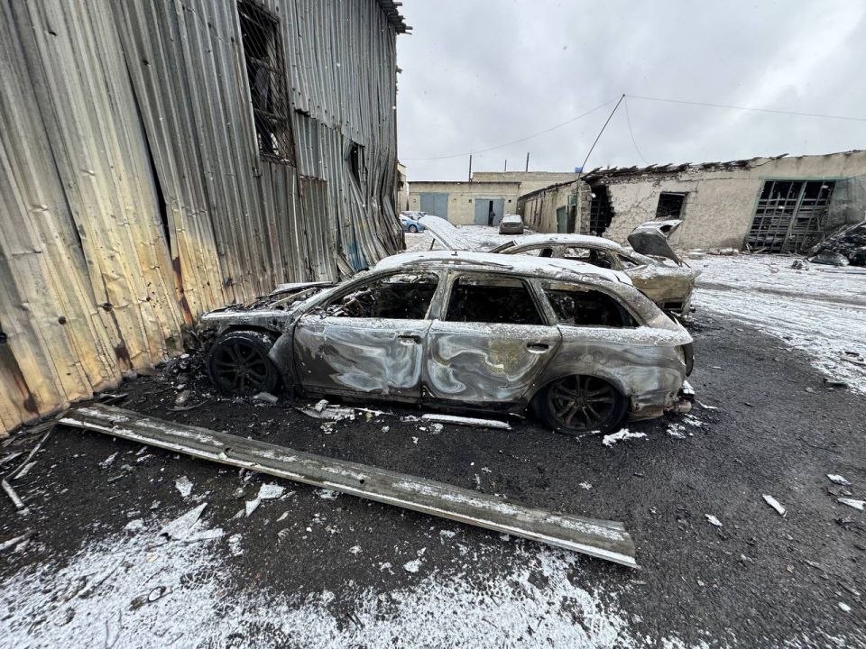 Атака БПЛА ВСУ на СТО в Макеевке привела к повреждению боксов и 15 автомобилей Атака БПЛА ВСУ на СТО в Макеевке привела к повреждению боксов и 15 автомобилей