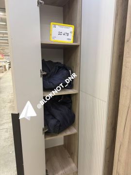 Работники Макеевской Галактики складывают униформу в шкафы, которые представлены для продажи