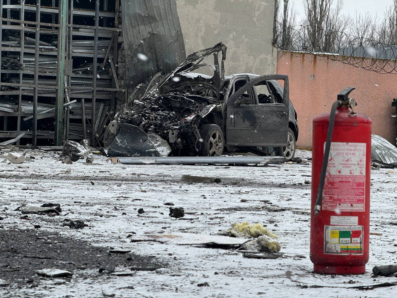 Атака БПЛА ВСУ на СТО в Макеевке привела к повреждению боксов и 15 автомобилей Атака БПЛА ВСУ на СТО в Макеевке привела к повреждению боксов и 15 автомобилей