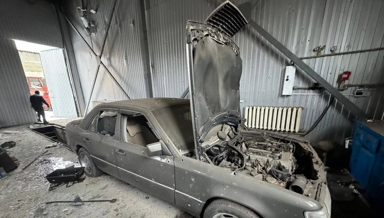 Последствия атаки БПЛА ВСУ по СТО в Макеевке Последствия атаки БПЛА ВСУ по СТО в Макеевке