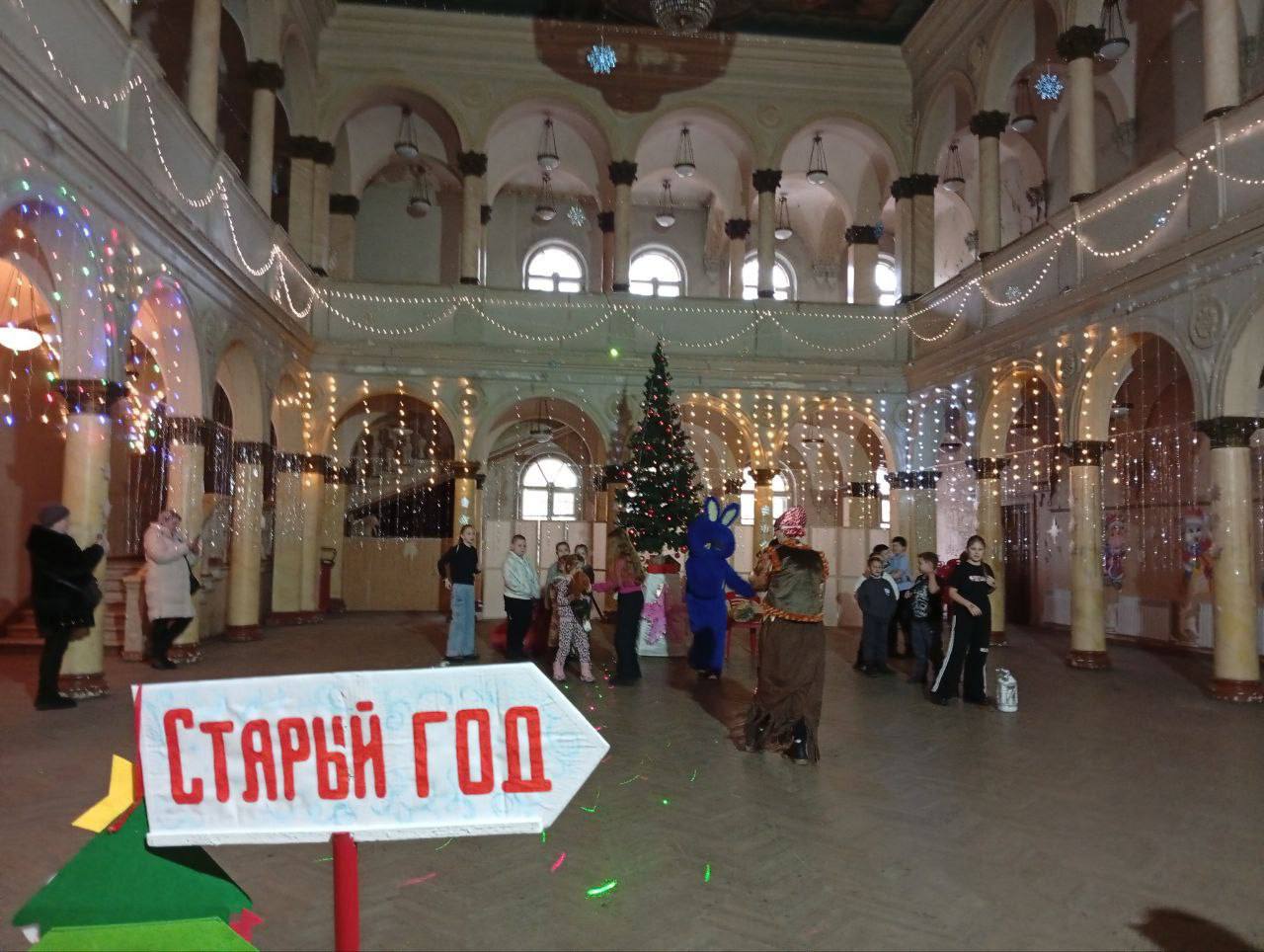 Сегодня в МБУ "Зугрэсский ГДК", при участии студентов Зугрэсского энерготехнологического колледжа, состоялось яркое и радостное мероприятие - игровая развлекательная программа «Проводы зимних каникул» Сегодня в МБУ "Зугрэсский ГДК", при участии студентов Зугрэсского энерготехнологического колледжа, состоялось яркое и радостное мероприятие - игровая развлекательная программа «Проводы зимних каникул»