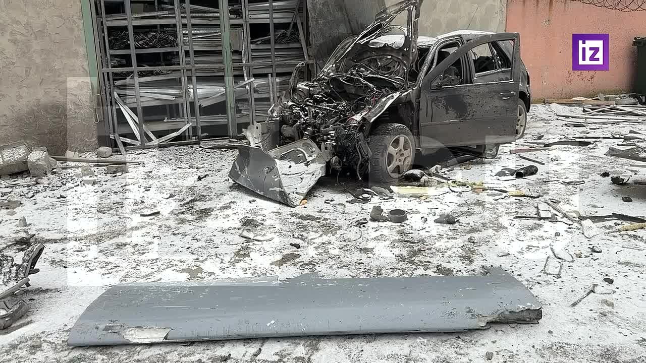 Станция техобслуживания повреждена в Червоногвардейском районе Макеевке ДНР в результате ночной атаки украинского БПЛА, сообщает корреспондент "Известий" Евгений Быковский