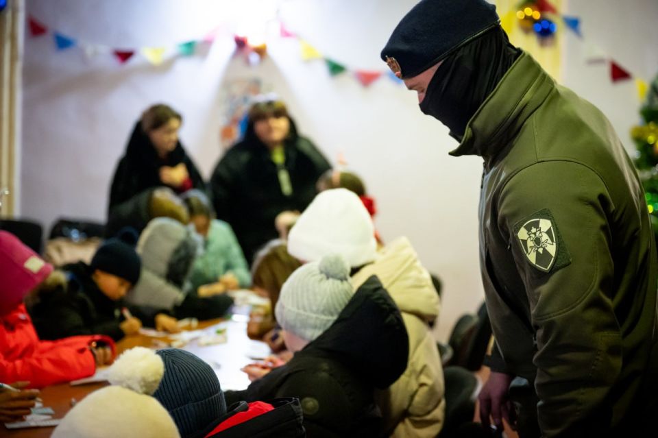 В ДНР спецназ Росгвардии поздравил детей в рамках ведомственной акции В ДНР спецназ Росгвардии поздравил детей в рамках ведомственной акции