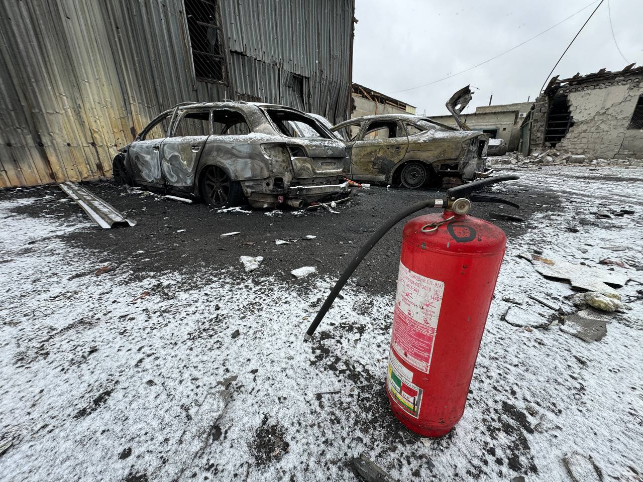 Атака БПЛА ВСУ на СТО в Макеевке привела к повреждению боксов и 15 автомобилей Атака БПЛА ВСУ на СТО в Макеевке привела к повреждению боксов и 15 автомобилей