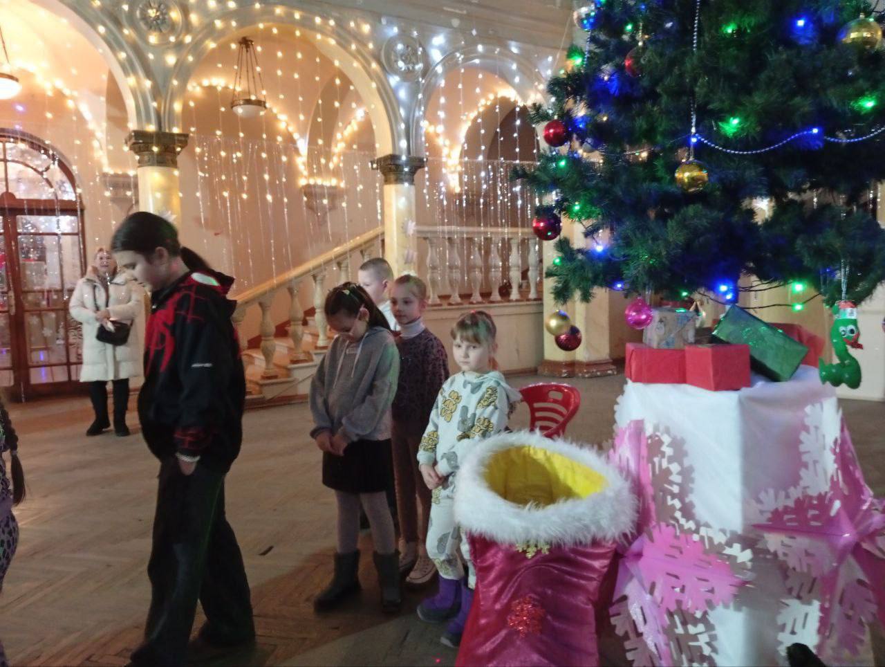 Сегодня в МБУ "Зугрэсский ГДК", при участии студентов Зугрэсского энерготехнологического колледжа, состоялось яркое и радостное мероприятие - игровая развлекательная программа «Проводы зимних каникул» Сегодня в МБУ "Зугрэсский ГДК", при участии студентов Зугрэсского энерготехнологического колледжа, состоялось яркое и радостное мероприятие - игровая развлекательная программа «Проводы зимних каникул»