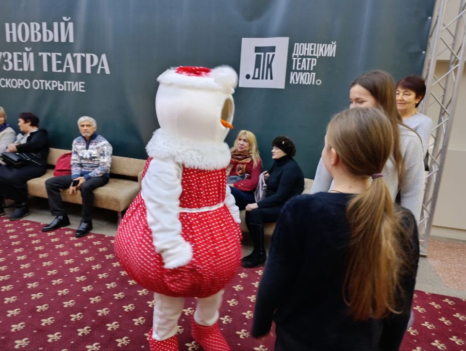 Праздники продолжаются!. В завершение новогодних праздников в рамках партийного проекта Единой России " Старшее поколение" ясиноватская детвора вместе со своими родителями, бабушками и дедушками посетила Донецкий театр... Праздники продолжаются!. В завершение новогодних праздников в рамках партийного проекта Единой России " Старшее поколение" ясиноватская детвора вместе со своими родителями, бабушками и дедушками посетила Донецкий театр...