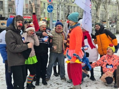 От человека человеку: больничные клоуны Донецка провели забег в поддержку донорства