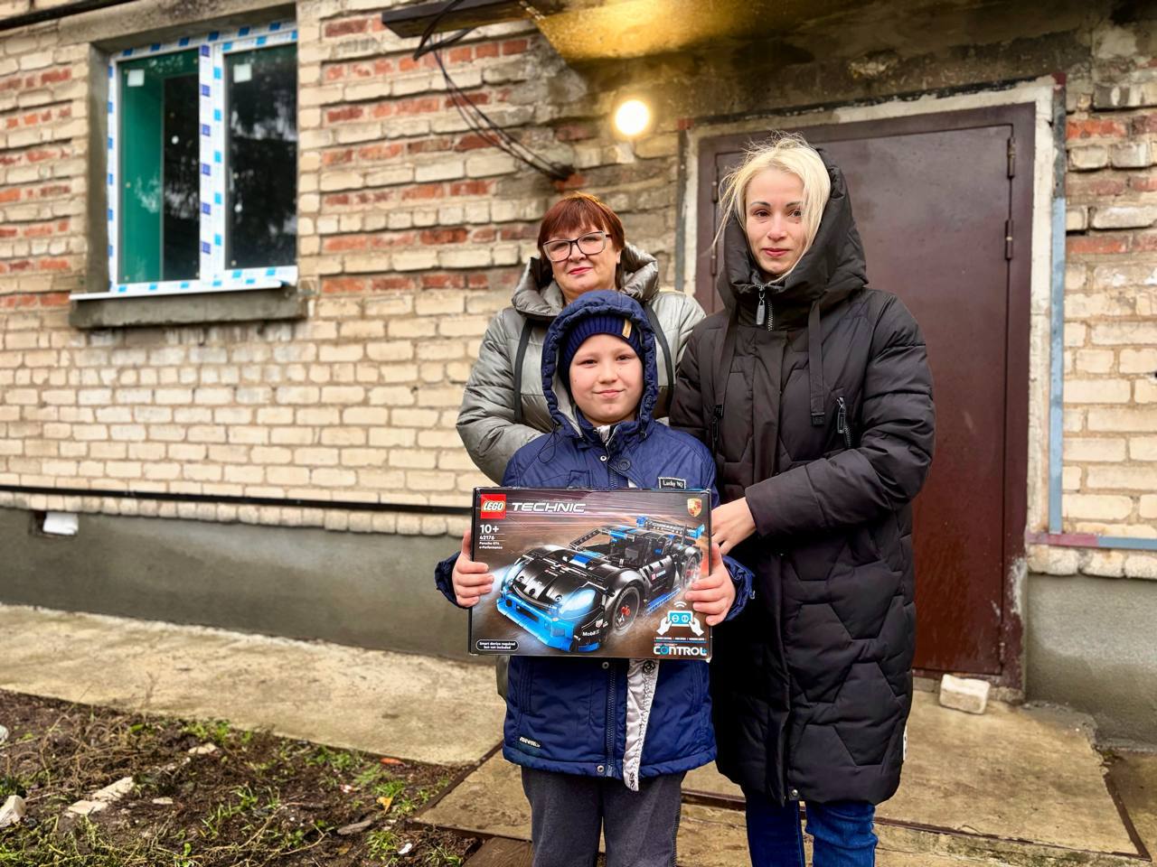 От Уполномоченного по правам человека в Ямало-Ненецком автономном округе Андрея Нестерука передали подарок Мише из Волновахи От Уполномоченного по правам человека в Ямало-Ненецком автономном округе Андрея Нестерука передали подарок Мише из Волновахи