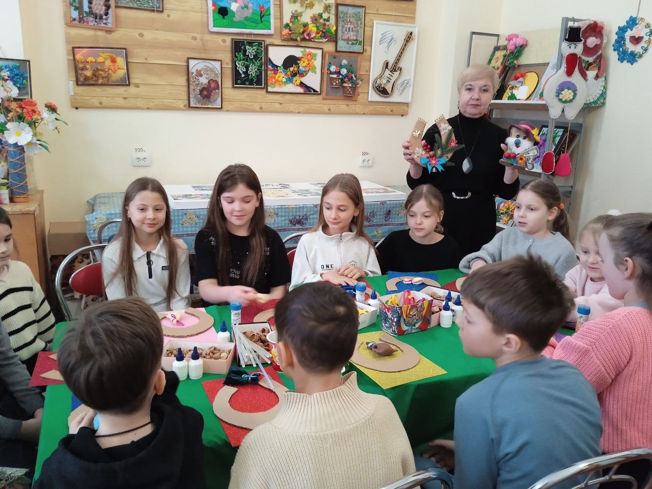 В Старобешевском округе прошел мастер-классе декоративно-прикладного творчества «Сувенир к Старому Новому году» В Старобешевском округе прошел мастер-классе декоративно-прикладного творчества «Сувенир к Старому Новому году»