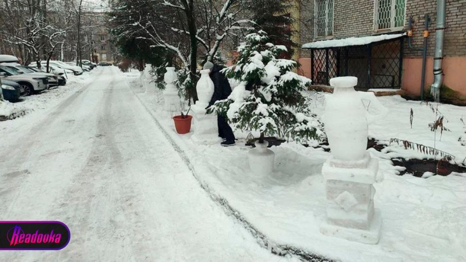 Античный Питер: в одном из дворов города мужчина слепил древнегреческие вазы