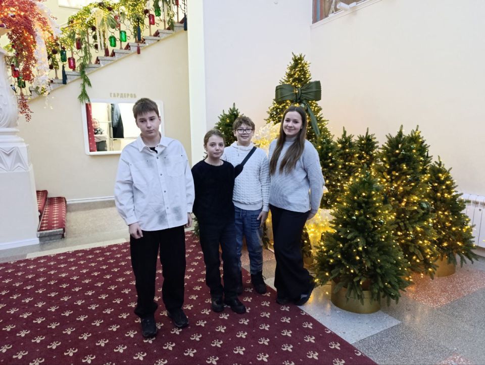 Праздники продолжаются!. В завершение новогодних праздников в рамках партийного проекта Единой России " Старшее поколение" ясиноватская детвора вместе со своими родителями, бабушками и дедушками посетила Донецкий театр... Праздники продолжаются!. В завершение новогодних праздников в рамках партийного проекта Единой России " Старшее поколение" ясиноватская детвора вместе со своими родителями, бабушками и дедушками посетила Донецкий театр...