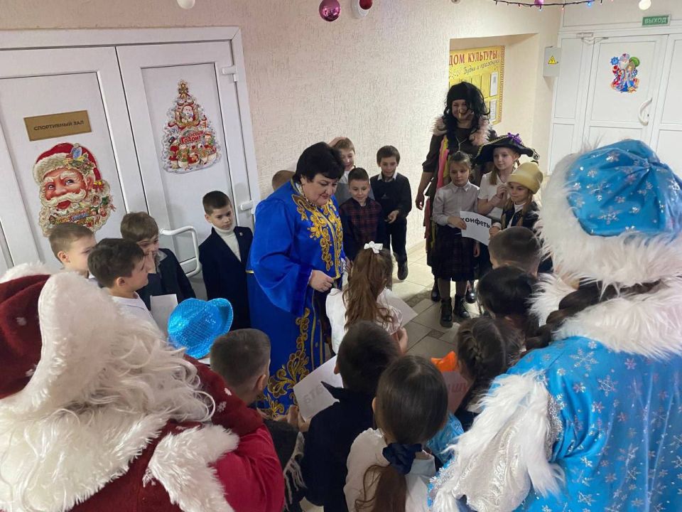 Святки — череда весёлых зимних праздников с колядками, ряжеными, забавными играми Святки — череда весёлых зимних праздников с колядками, ряжеными, забавными играми