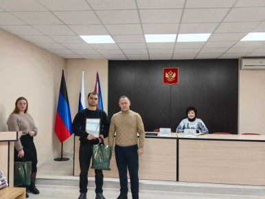 Александр Пеняев: С удовольствием вручил благодарности администрации округа работникам «Ясиноватского РЭСа